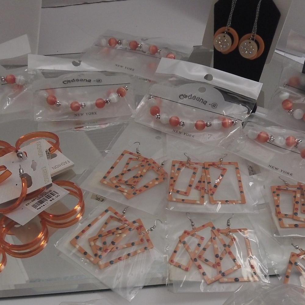NWT HUGE LOT OF TRENDY EARRINGS & 6 BRACELETS